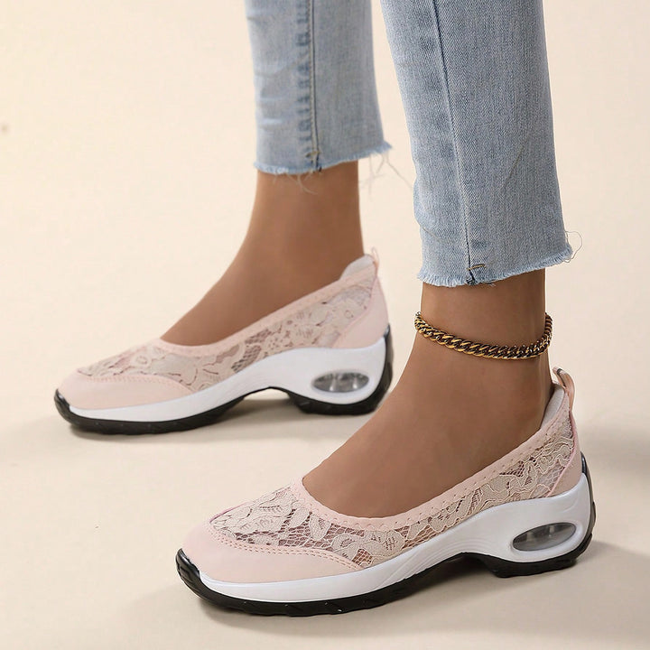 ace-detail walking shoes