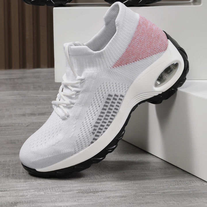 Breathable sports shoes
