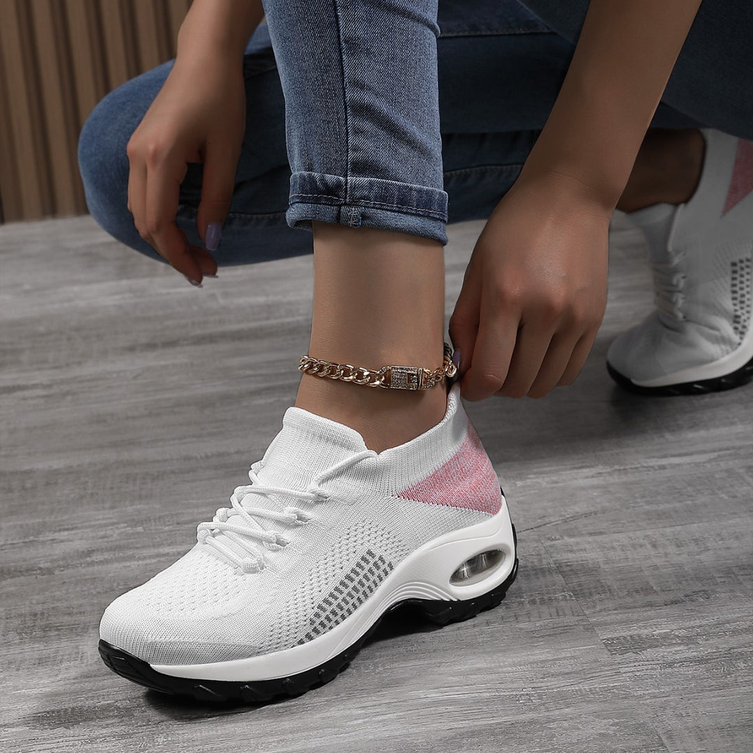 Breathable sports shoes
