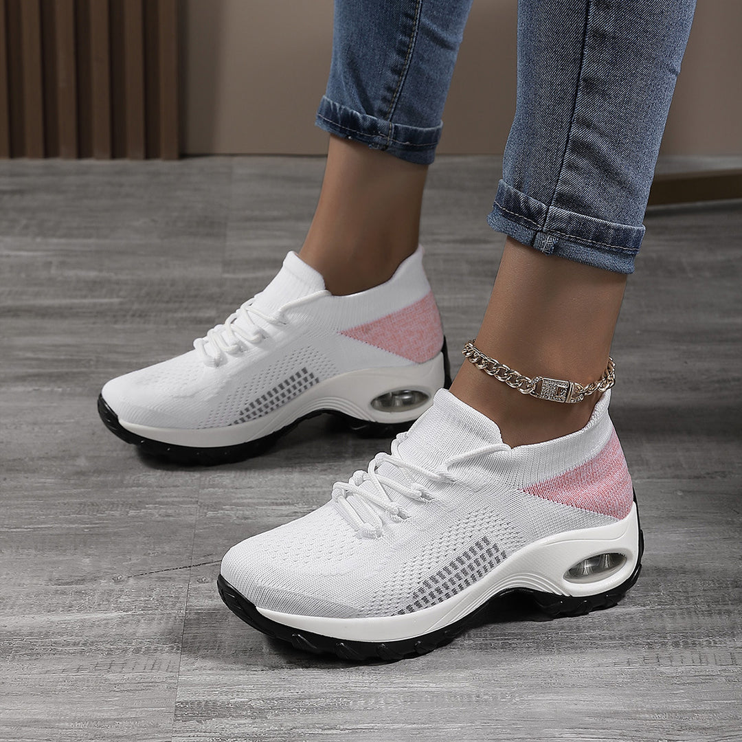 Breathable sports shoes