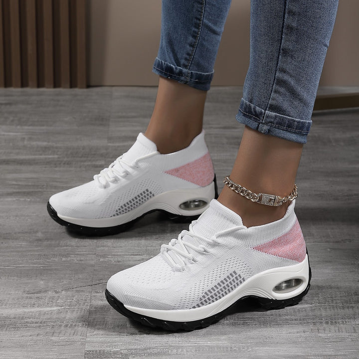 Breathable sports shoes